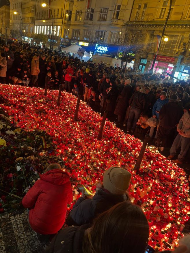 Na dnešní den nikdy nezapomenu. Před 36 lety jsem poprvé přijel do Prahy, zvonil klíči a křičel „Jakeše do koše“. Tehdy...